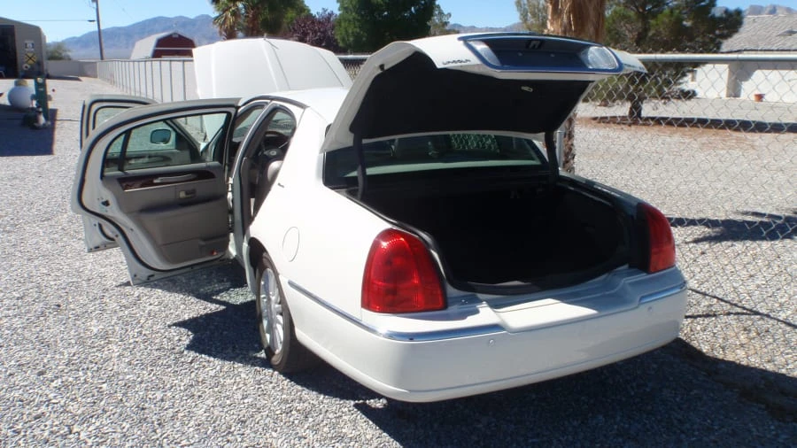 2004 Lincoln Town Car - Image 24 of 25