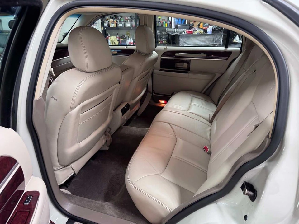 2004 Lincoln Town Car - Image 10 of 31