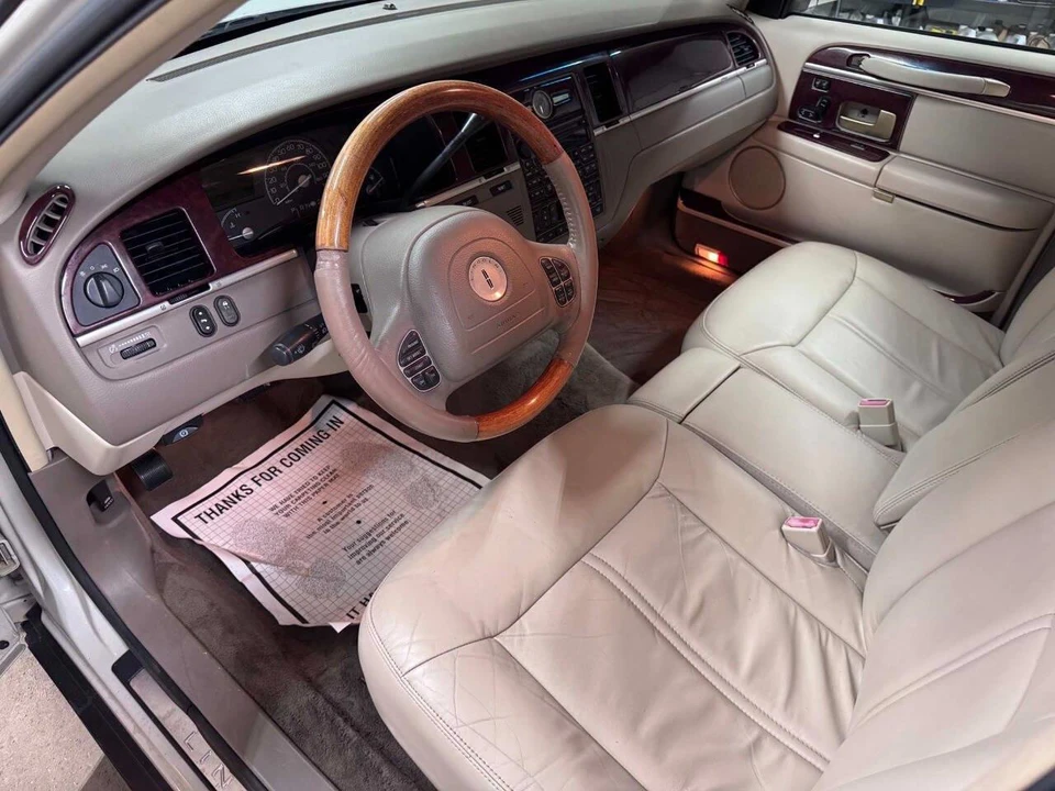 2004 Lincoln Town Car - Image 6 of 31