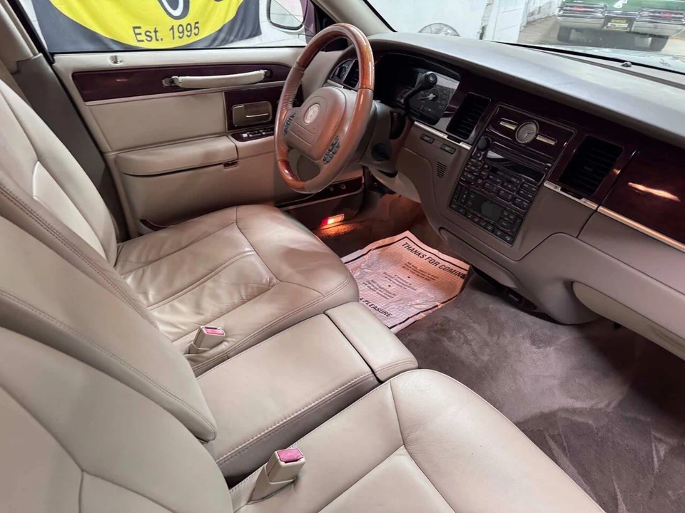 2004 Lincoln Town Car - Image 17 of 31