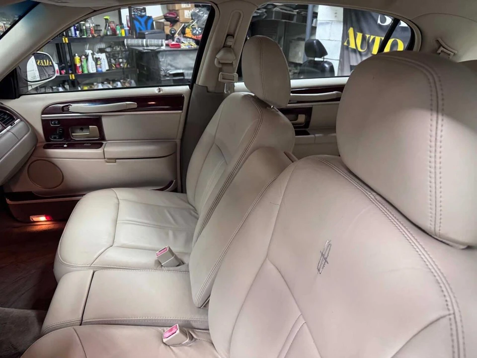2004 Lincoln Town Car - Image 5 of 31