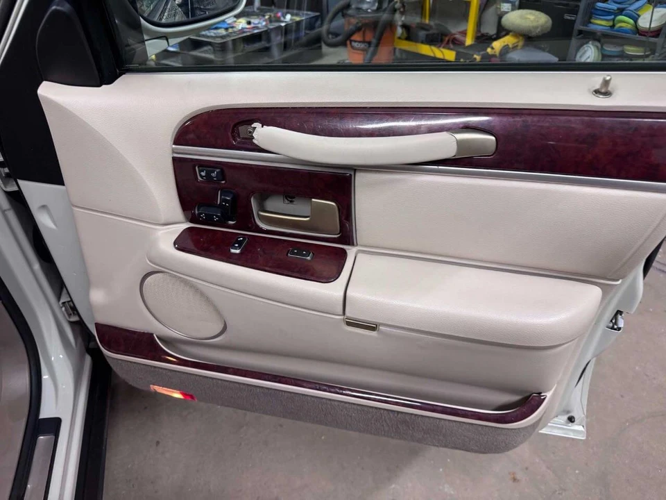 2004 Lincoln Town Car - Image 15 of 31