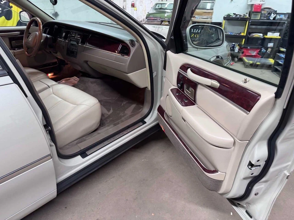 2004 Lincoln Town Car - Image 14 of 31