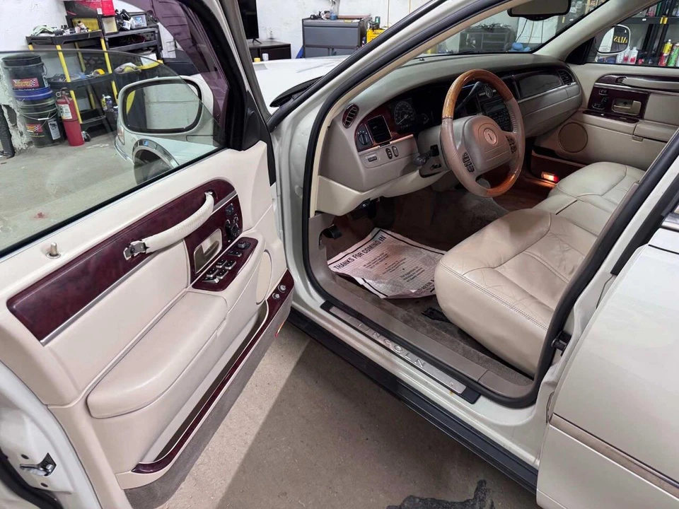 2004 Lincoln Town Car - Image 2 of 31