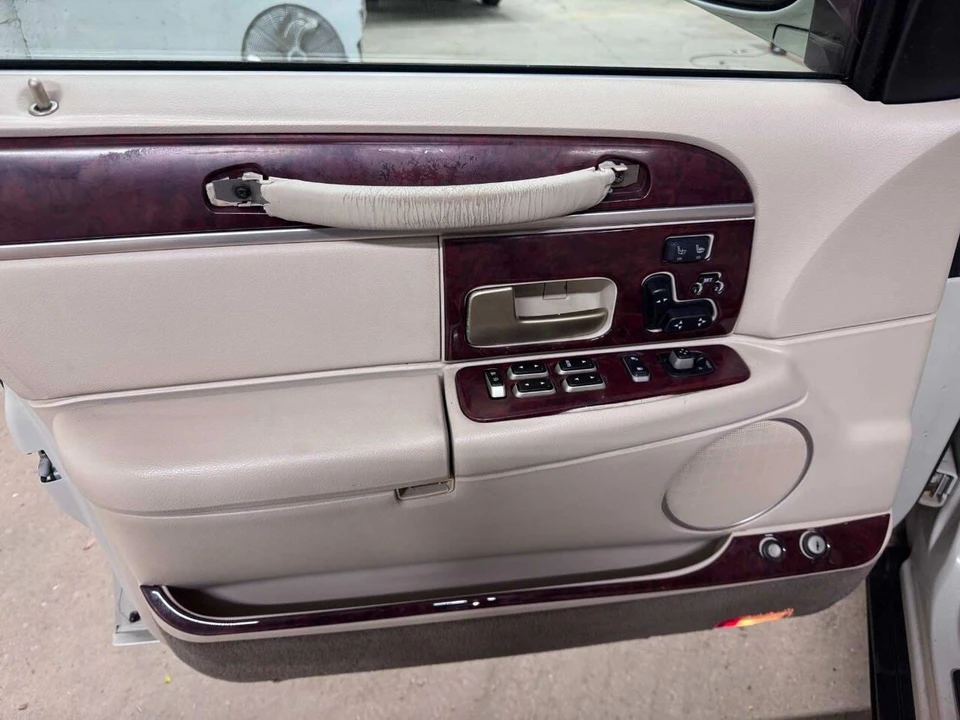 2004 Lincoln Town Car - Image 3 of 31