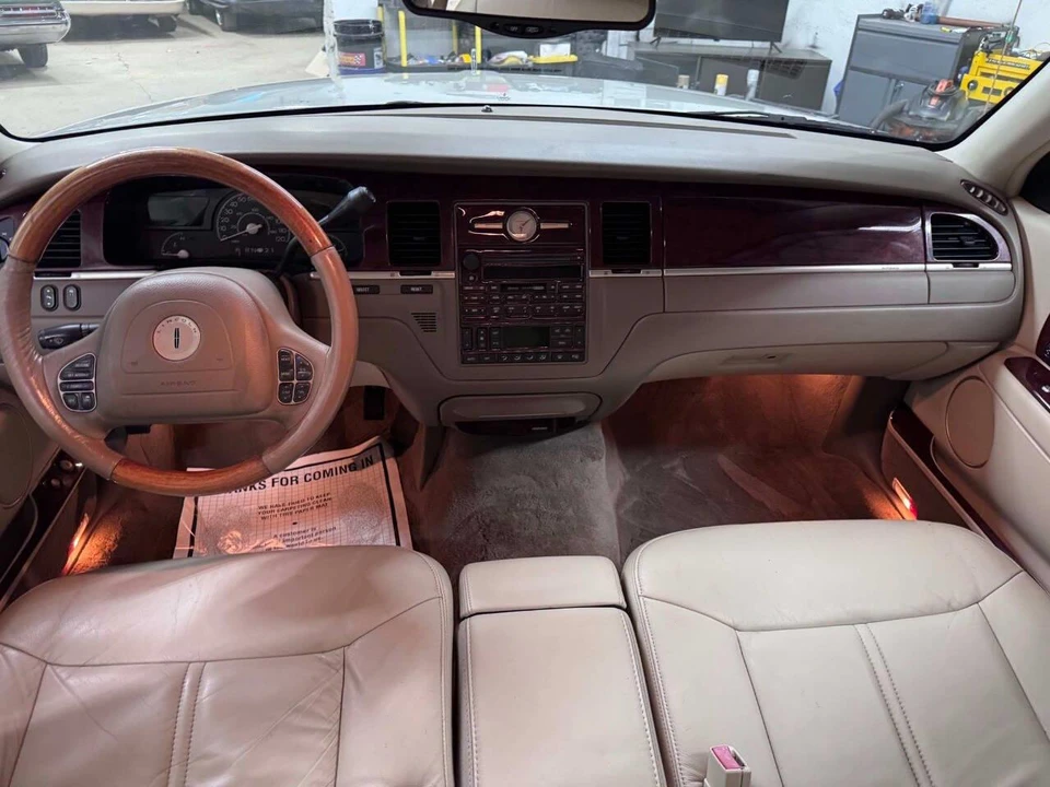 2004 Lincoln Town Car - Image 12 of 31