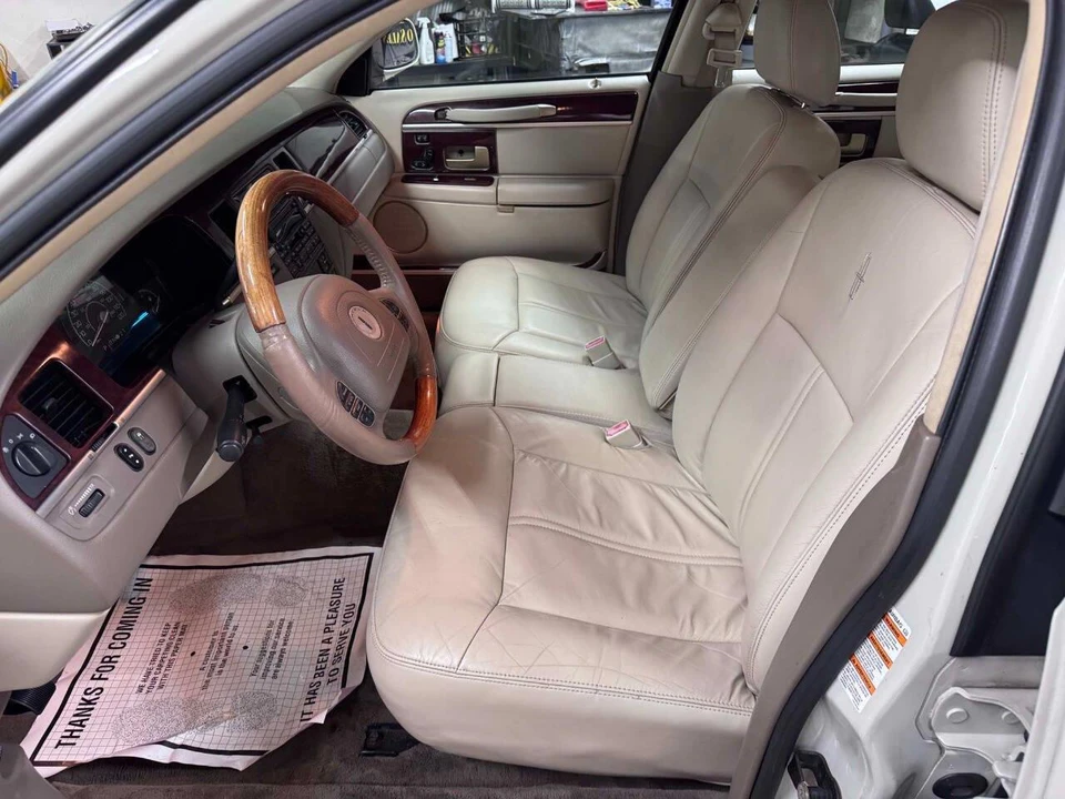 2004 Lincoln Town Car - Image 4 of 31