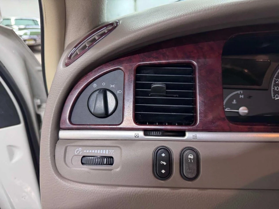 2004 Lincoln Town Car - Image 7 of 31