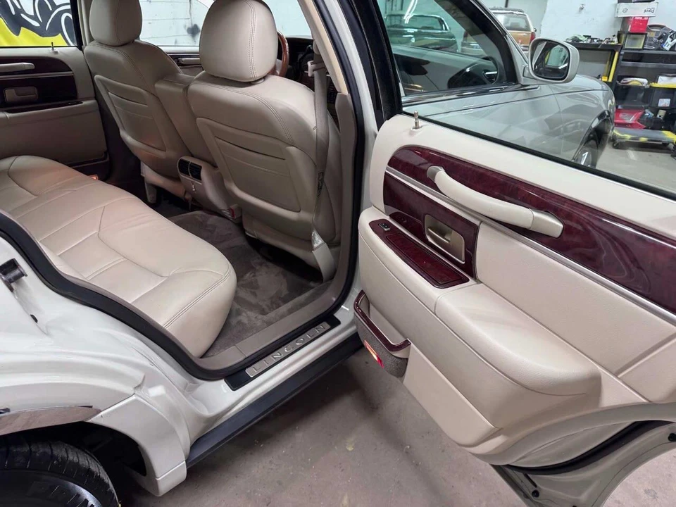 2004 Lincoln Town Car - Image 19 of 31