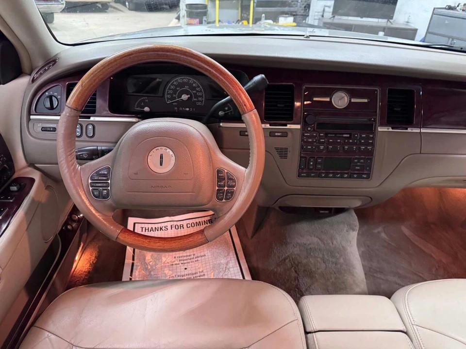 2004 Lincoln Town Car - Image 13 of 31