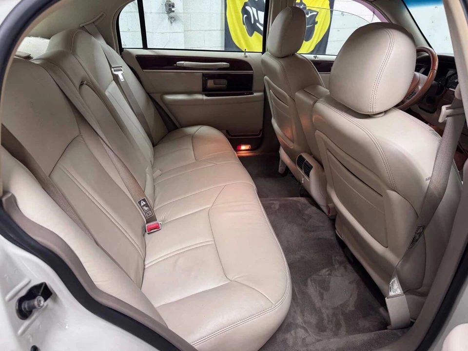 2004 Lincoln Town Car - Image 20 of 31