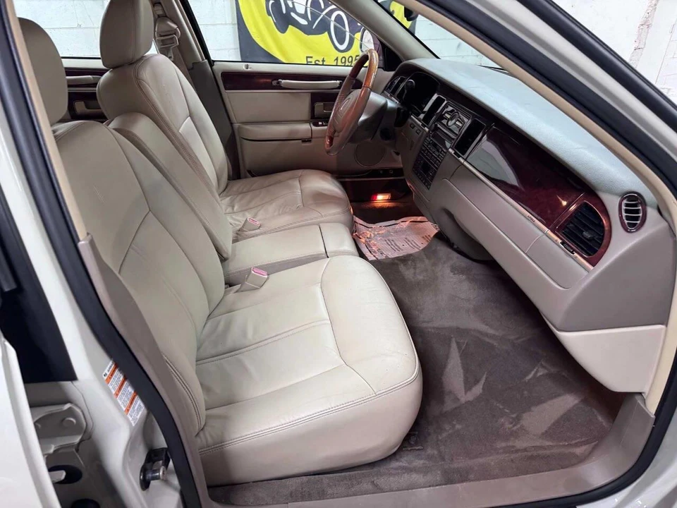 2004 Lincoln Town Car - Image 16 of 31