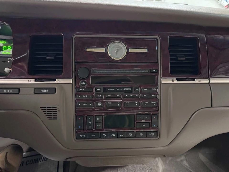 2004 Lincoln Town Car - Image 9 of 31