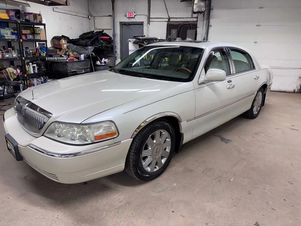 2004 Lincoln Town Car - Image 23 of 31