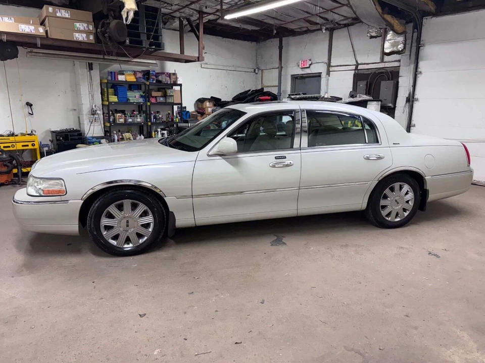 2004 Lincoln Town Car - Image 24 of 31