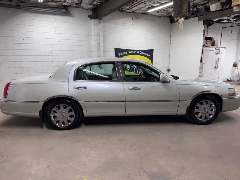 2004 Lincoln Town Car - Image 27 of 31
