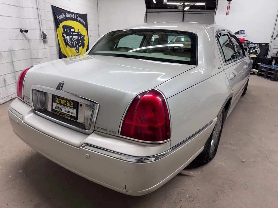 2004 Lincoln Town Car - Image 31 of 31