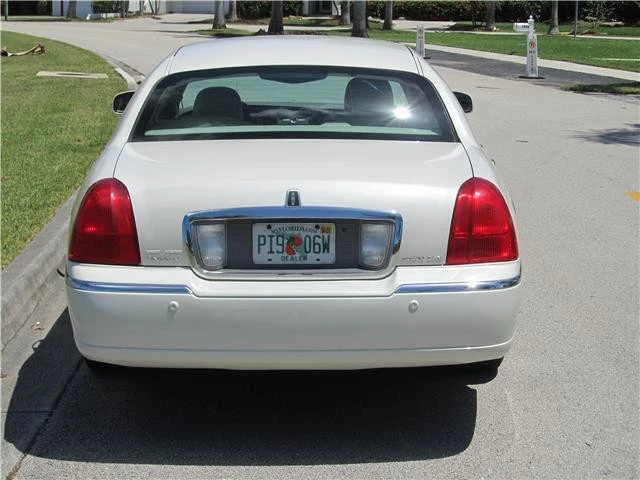 2004 Lincoln Town Car - Image 11 of 12