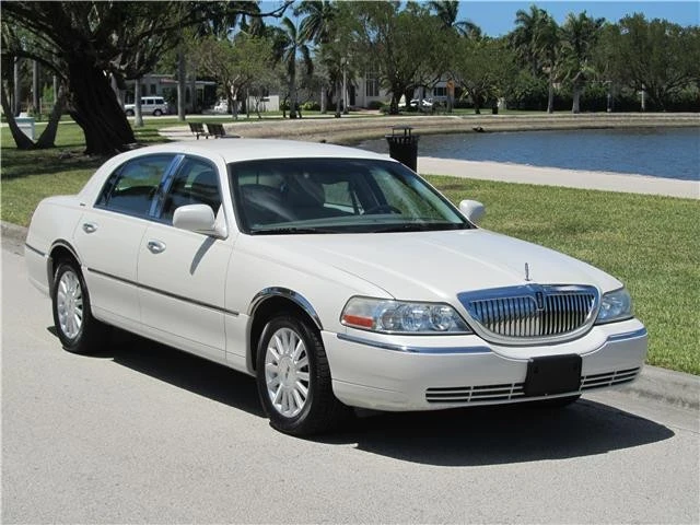 2004 Lincoln Town Car - Image 2 of 12