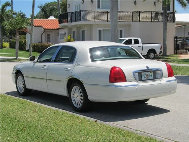 2004 Lincoln Town Car - Image 9 of 12