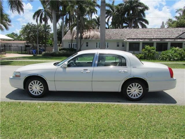 2004 Lincoln Town Car - Image 8 of 12