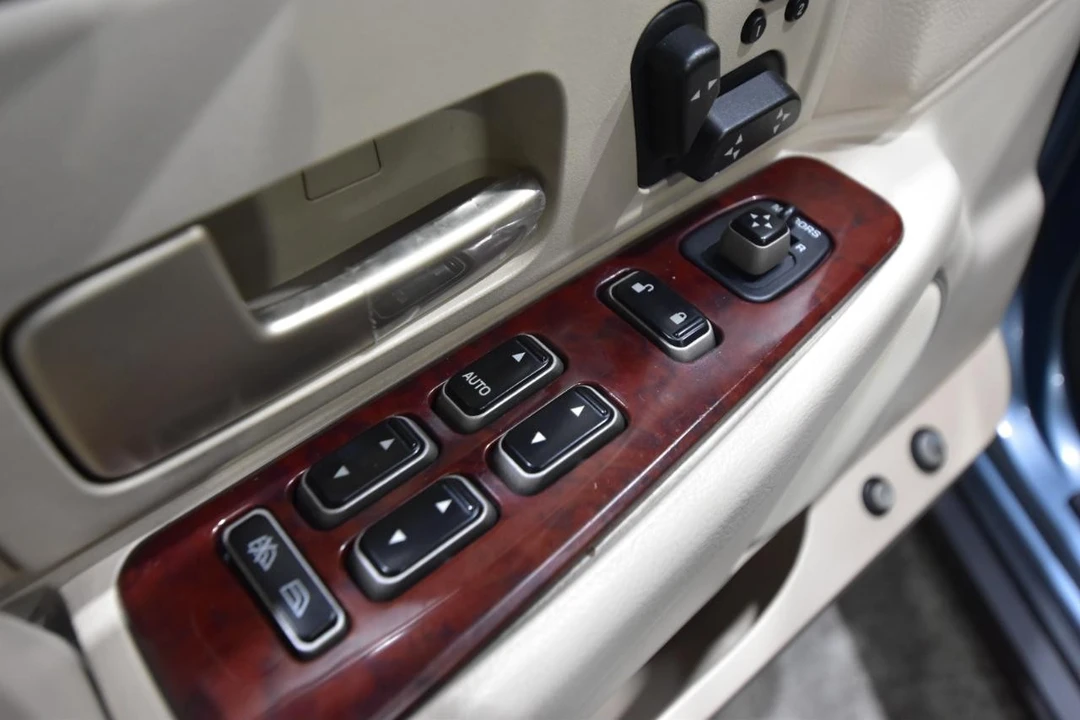 2004 Lincoln Town Car - Image 13 of 31