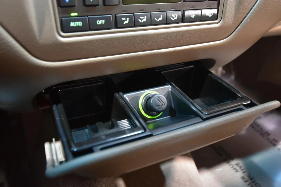 2004 Lincoln Town Car - Image 25 of 31