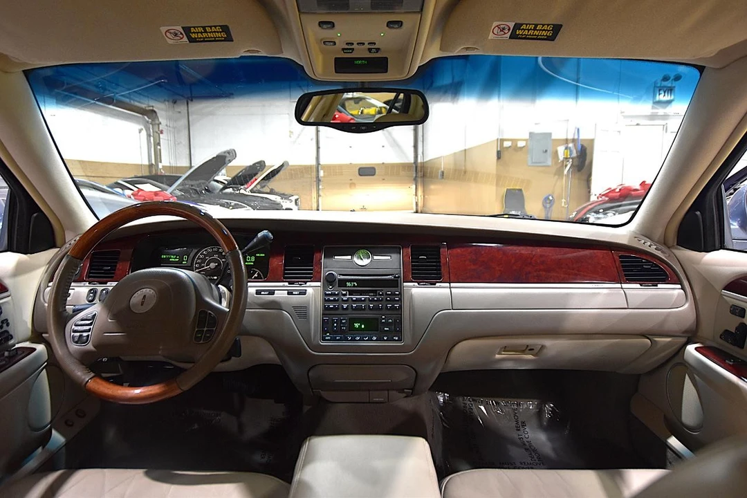 2004 Lincoln Town Car - Image 28 of 31