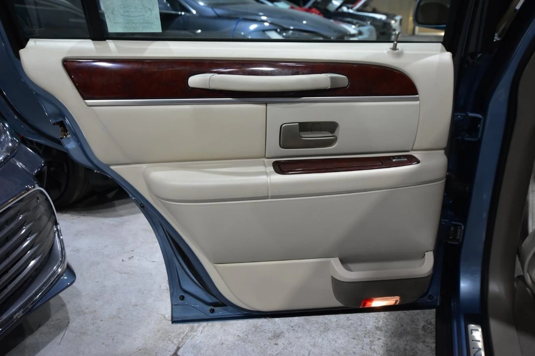2004 Lincoln Town Car - Image 31 of 31