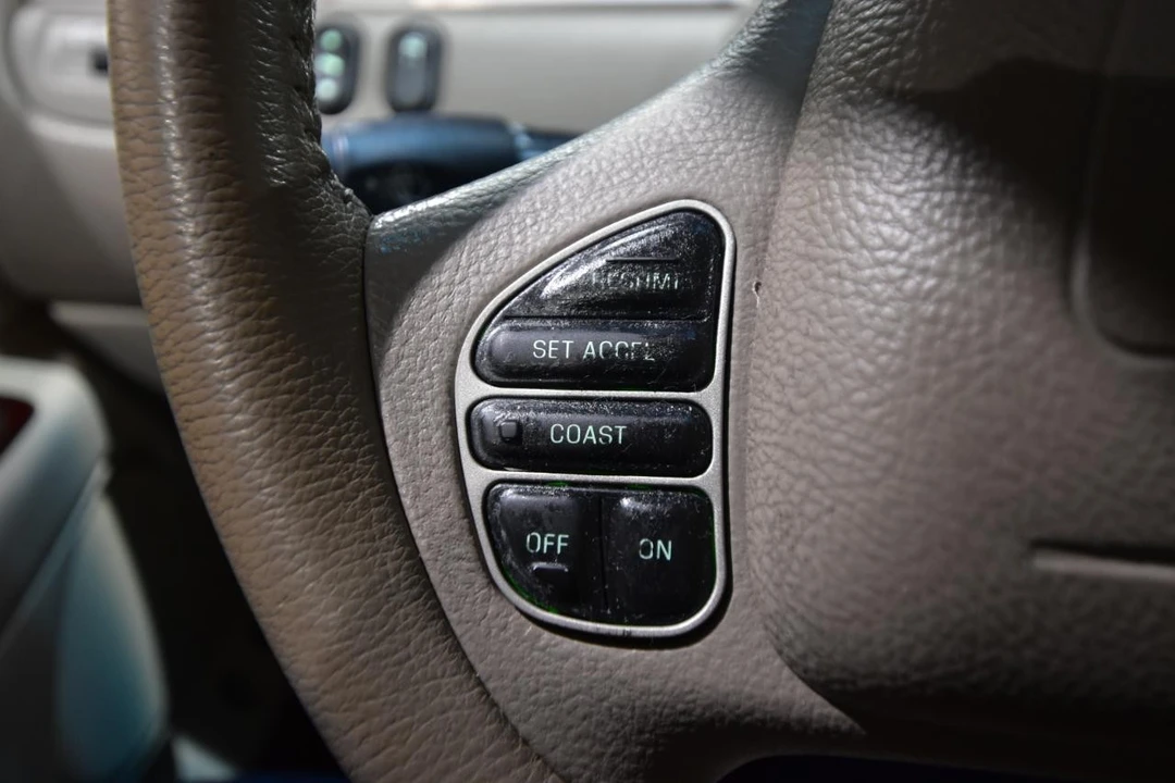 2004 Lincoln Town Car - Image 17 of 31