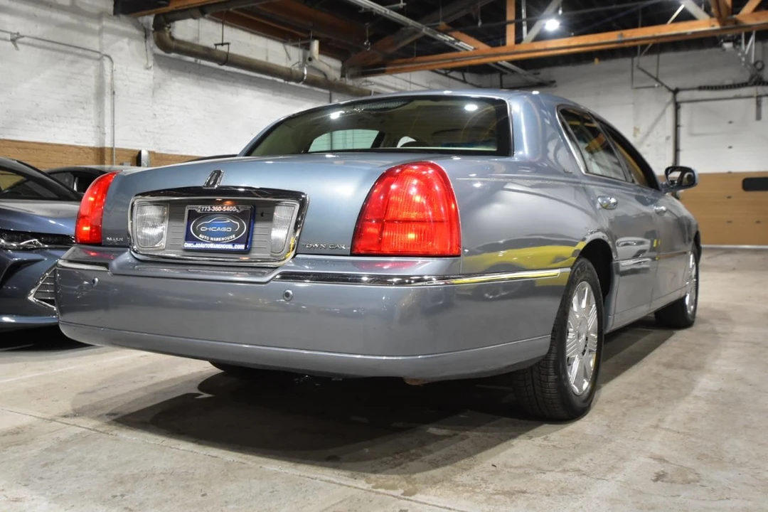 2004 Lincoln Town Car - Image 8 of 21