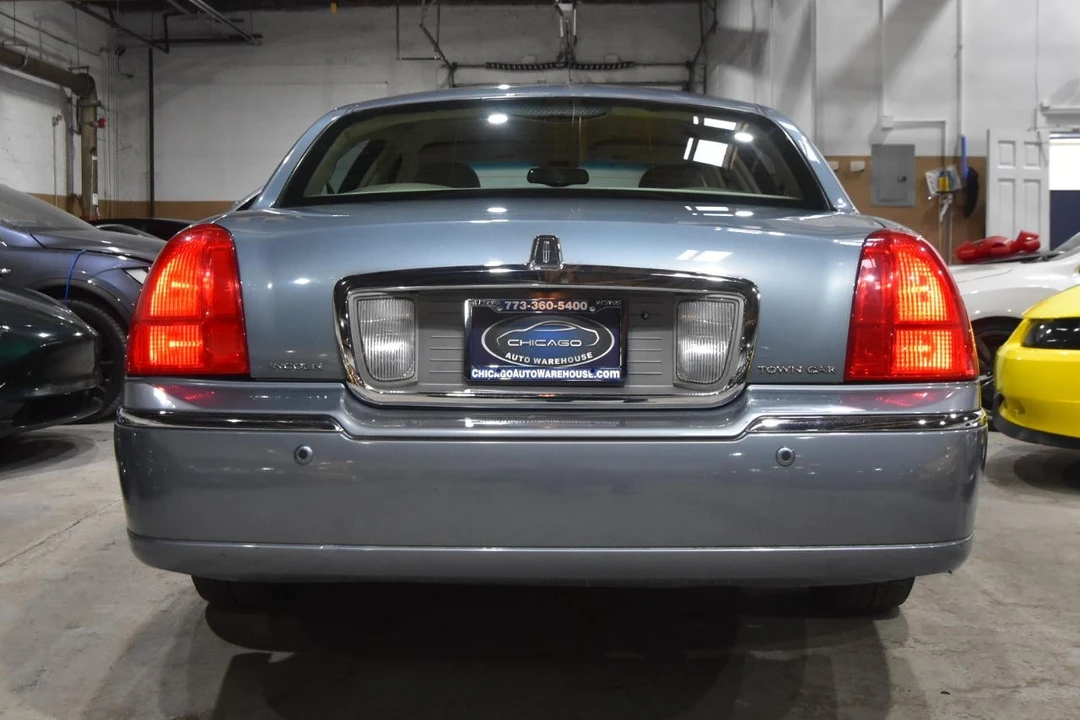 2004 Lincoln Town Car - Image 9 of 31