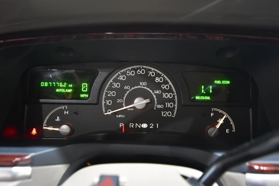 2004 Lincoln Town Car - Image 19 of 21