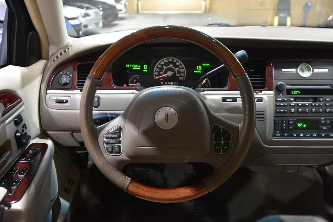 2004 Lincoln Town Car - Image 16 of 31
