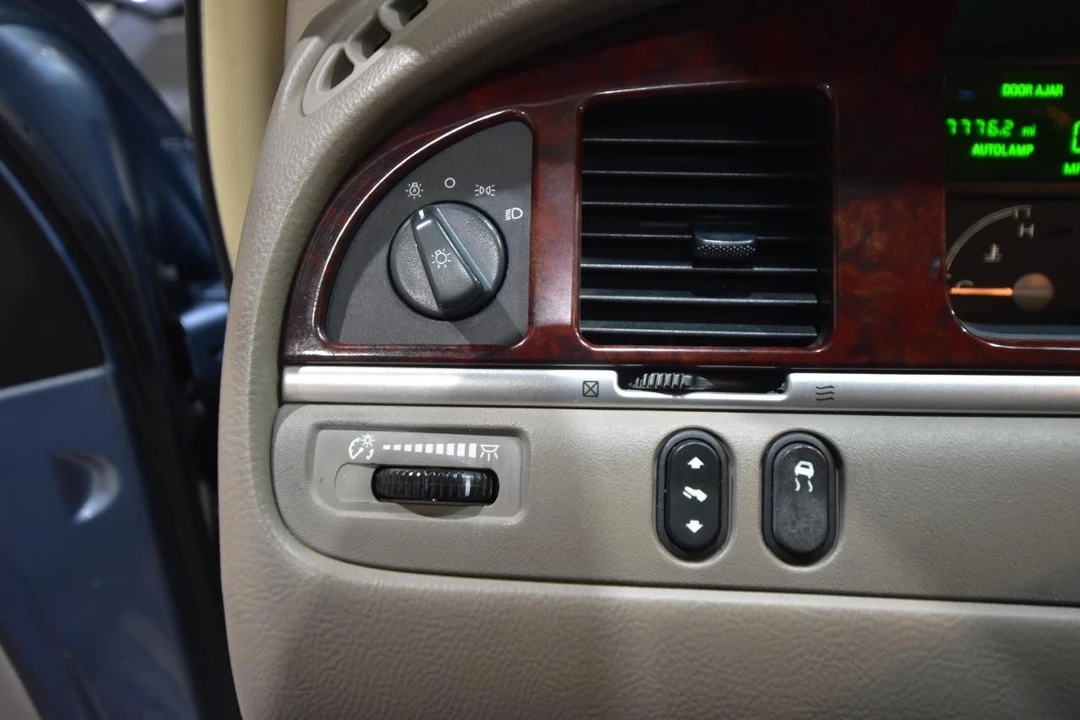 2004 Lincoln Town Car - Image 14 of 21