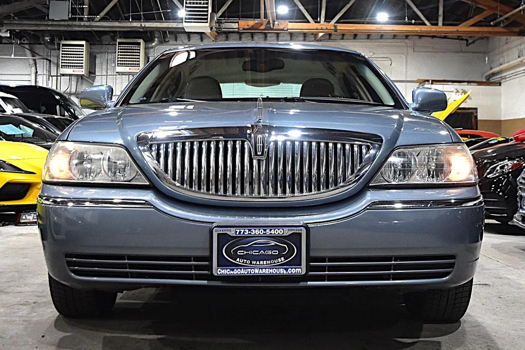 2004 Lincoln Town Car - Image 2 of 31