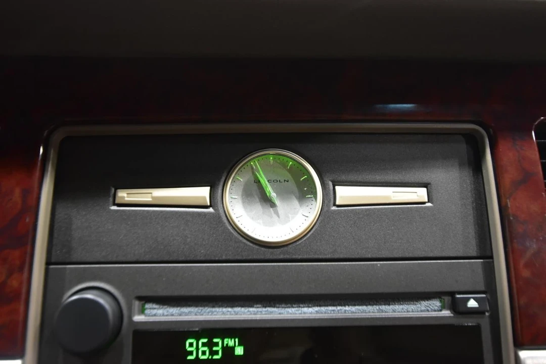 2004 Lincoln Town Car - Image 22 of 31