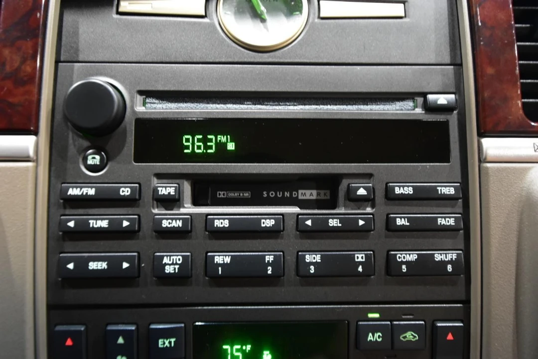 2004 Lincoln Town Car - Image 23 of 31
