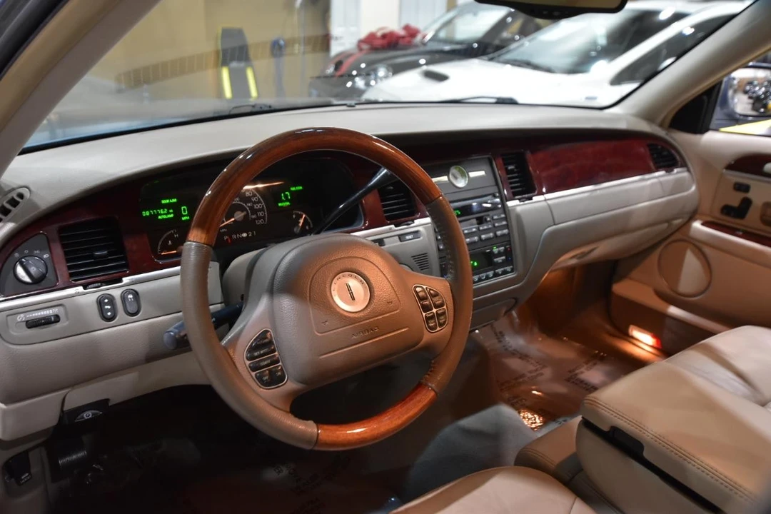 2004 Lincoln Town Car - Image 15 of 31