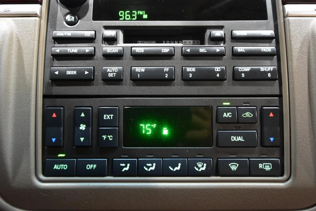2004 Lincoln Town Car - Image 24 of 31