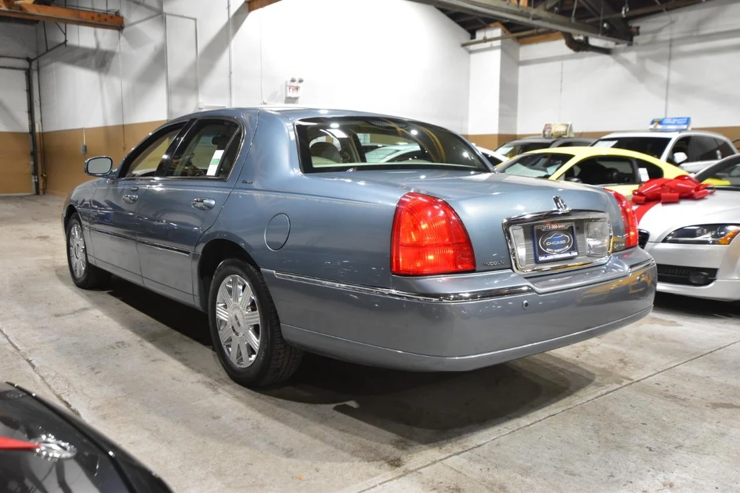 2004 Lincoln Town Car - Image 11 of 31