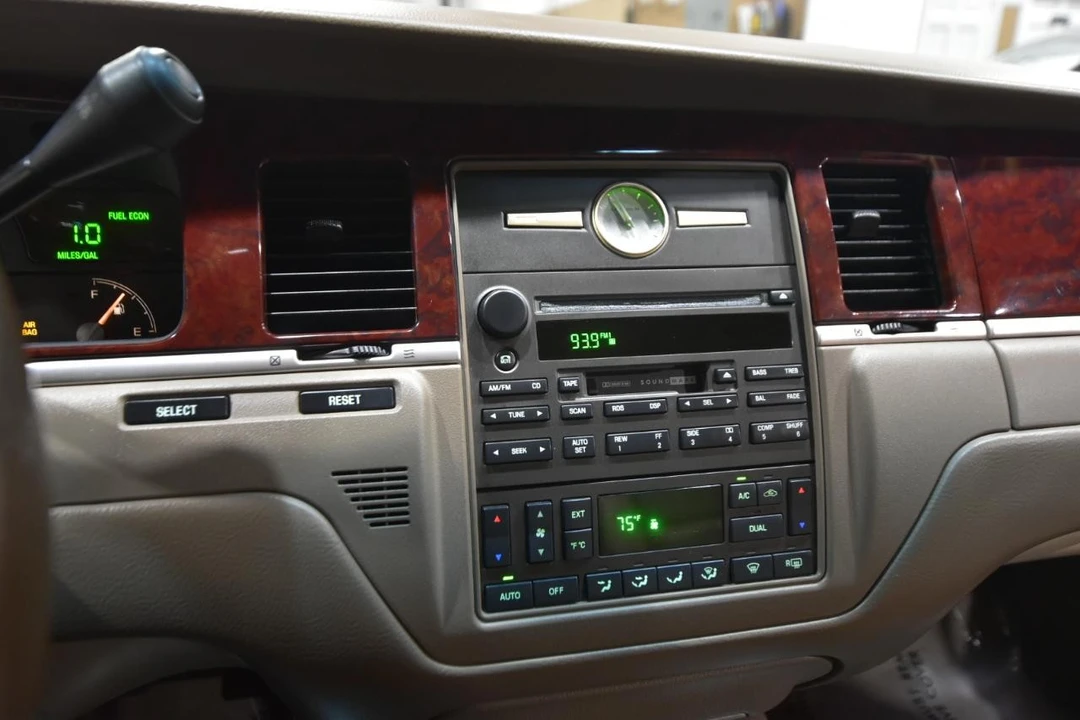 2004 Lincoln Town Car - Image 20 of 31