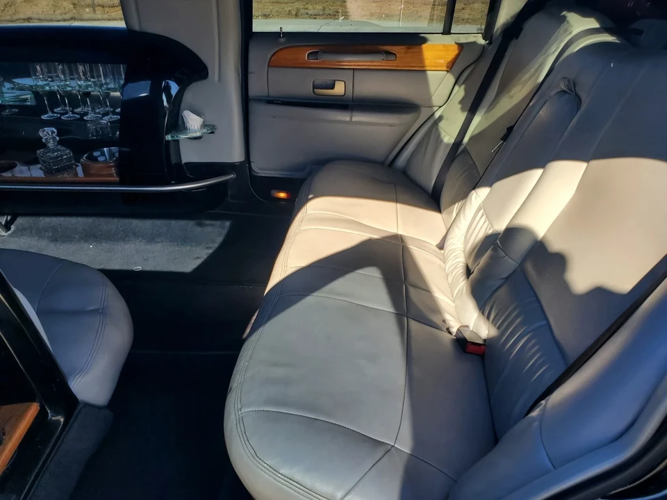 2004 Lincoln Town Car - Image 11 of 19