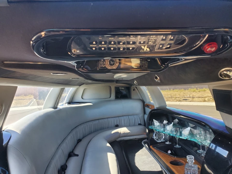 2004 Lincoln Town Car - Image 18 of 19