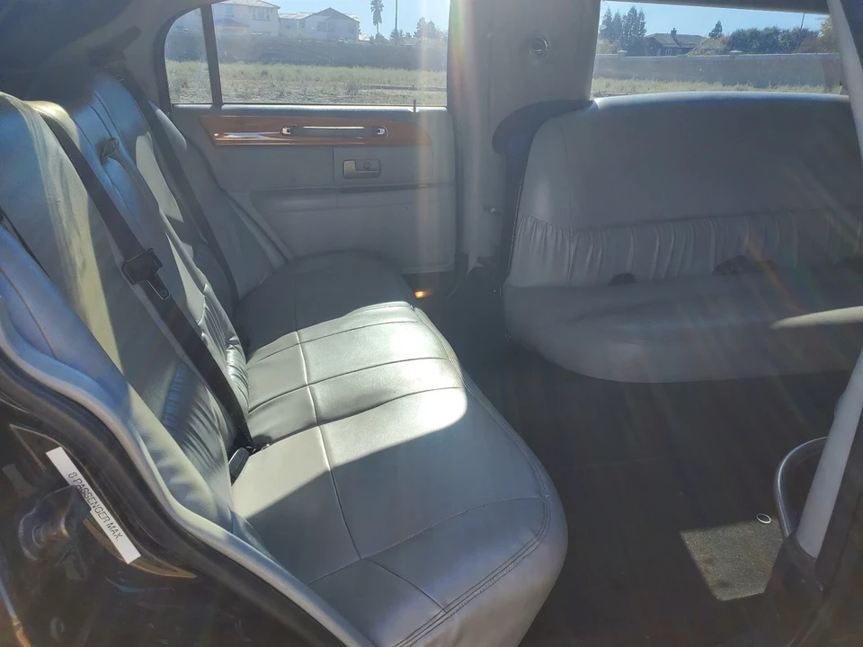 2004 Lincoln Town Car - Image 12 of 19