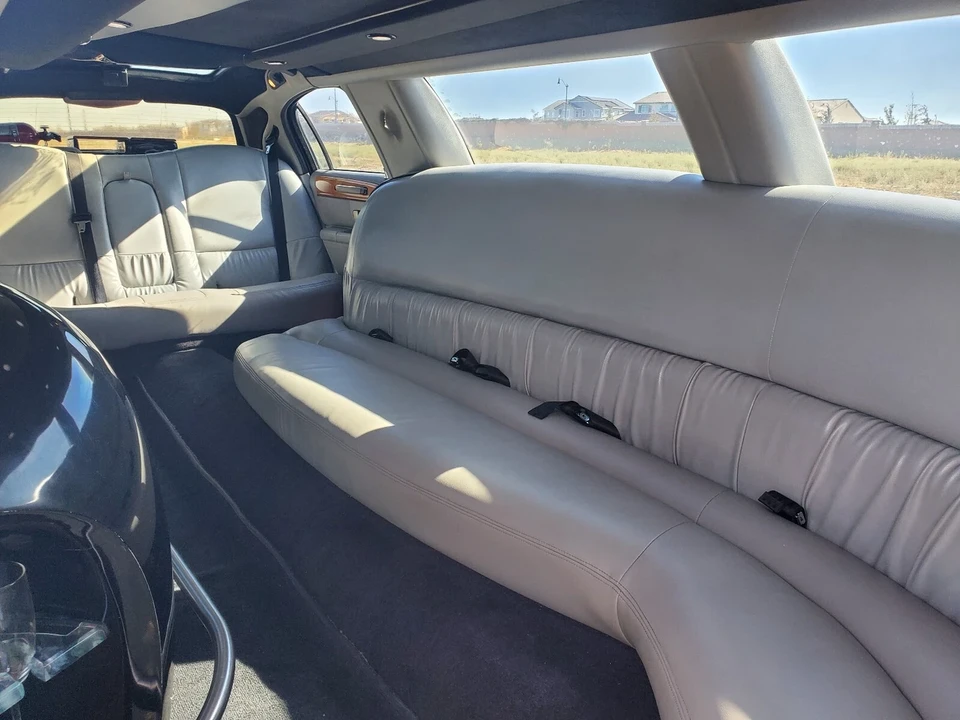 2004 Lincoln Town Car - Image 14 of 19