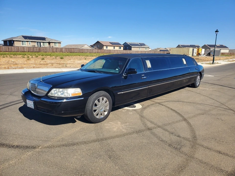 2004 Lincoln Town Car - Image 2 of 19