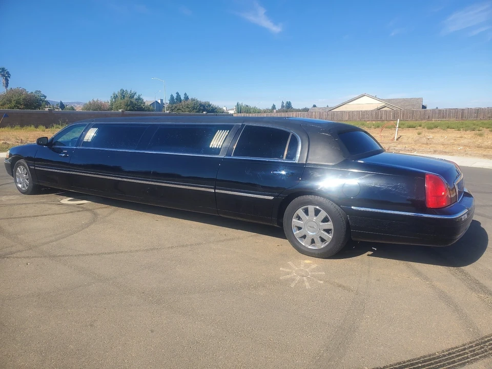 2004 Lincoln Town Car - Image 8 of 19