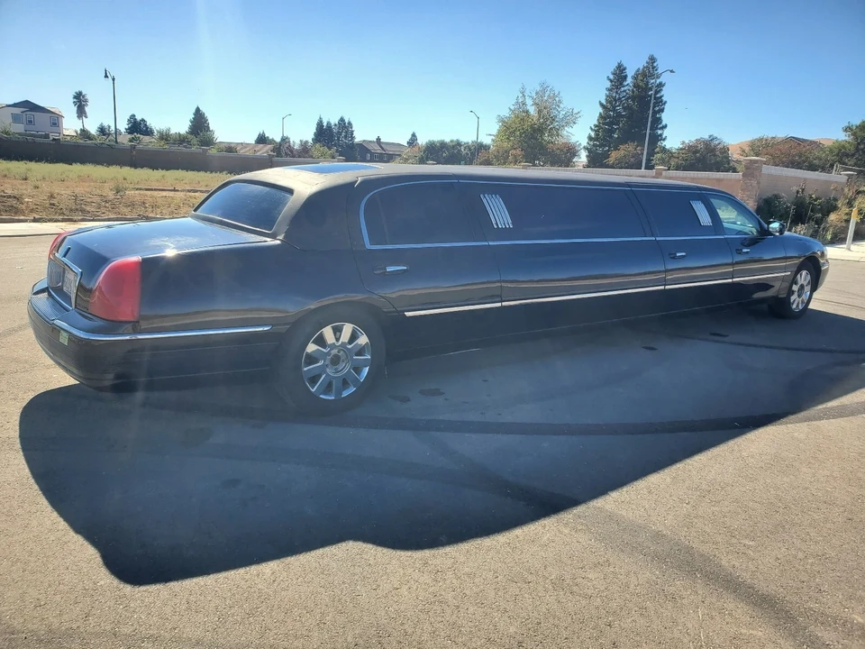 2004 Lincoln Town Car - Image 4 of 19