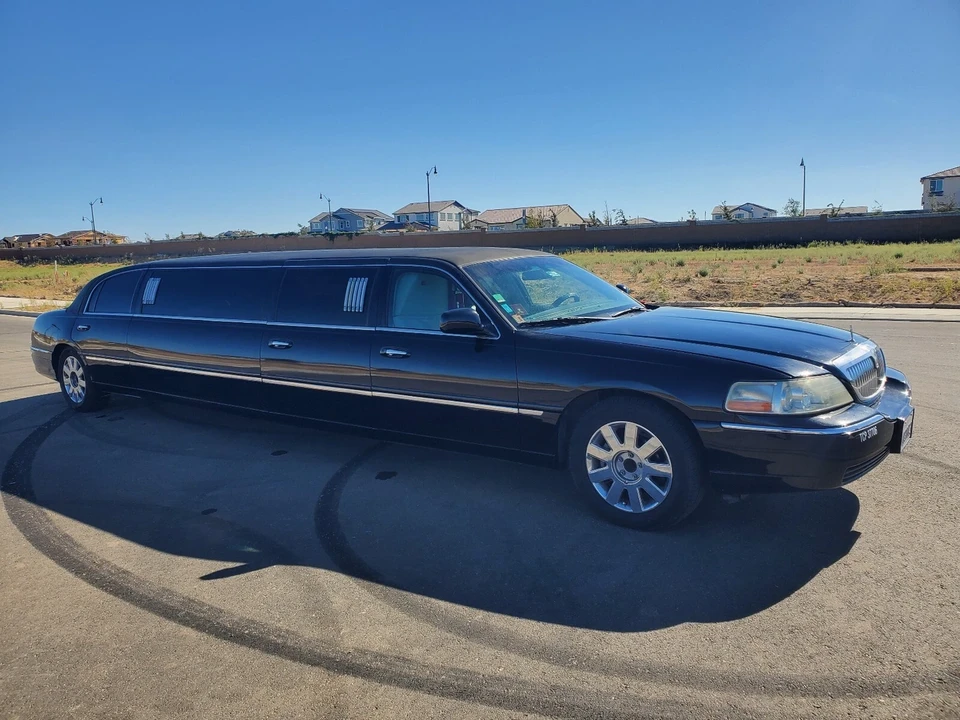 2004 Lincoln Town Car - Image 3 of 19